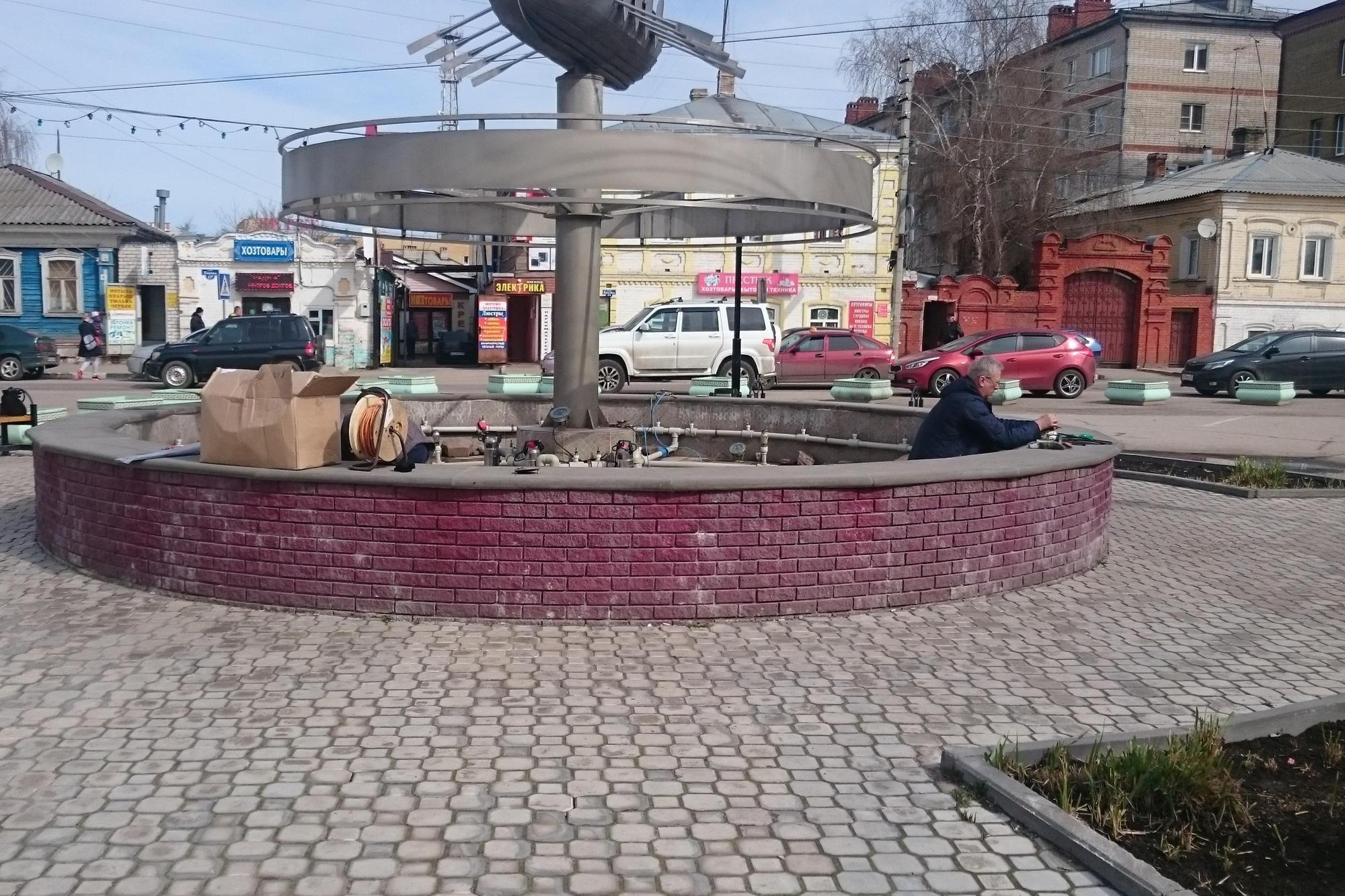 Фонтан на площади у Кольцова колодца